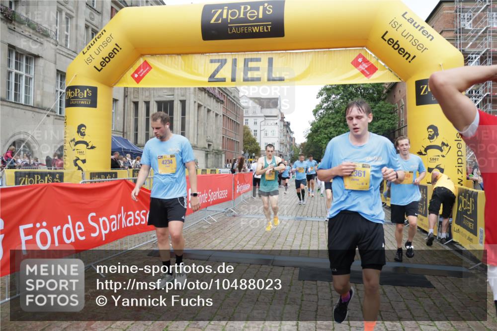 13.09.2026 - Kiel Lauf Yannick Fuchs http://msf.ph/oto/10488023 13.09.2026 10:32:13 Ziel 153, 520, 1239, 2716, 3353, 3570, 4079, 4903, 5965, 8376, 8465, 8489, 10087, 10981, 11416, 11722, 11927, 11975, 12761, 520, 577, 900, 1076, 1403, 1406, 1626, 1981, 2389, 2990, 4616, 4816, 4900, 5071, 5134, 5868, 5870, 6045, 6220, 6985, 7375, 7476, 8531, 8837, 8958, 9438, 10768, 11193, 12024, 12028, 12058, 12127, 524, 3170, 3923, 4236, 4349, 4512, 6435, 7790, 8878, 11299, 11319, 11451, 11612, 12071, 12367, 866, 1076, 1300, 1626, 4234, 4616, 5071, 5868 meine-sportfotos.de