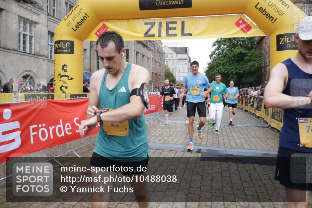 13.09.2026 - Kiel Lauf Yannick Fuchs http://msf.ph/oto/10488038 13.09.2026 10:32:16 Ziel 153, 524, 1239, 2716, 3353, 3570, 4079, 4903, 5965, 7790, 8376, 8465, 8489, 10087, 10981, 11416, 11975, 12761, 153, 520, 577, 900, 1239, 1403, 1406, 1626, 1981, 2389, 2990, 4616, 4816, 4900, 5134, 5868, 5870, 6045, 6220, 6985, 7375, 8531, 8837, 8958, 9438, 10768, 11193, 11722, 11927, 12024, 12028, 12058, 12127, 1393, 3170, 3923, 4236, 4349, 4512, 6435, 8033, 8683, 8878, 9123, 11299, 11319, 11451, 11612, 12071, 12367, 900, 1076, 1626, 1981, 4234, 4616, 5071, 5868, 5870 meine-sportfotos.de