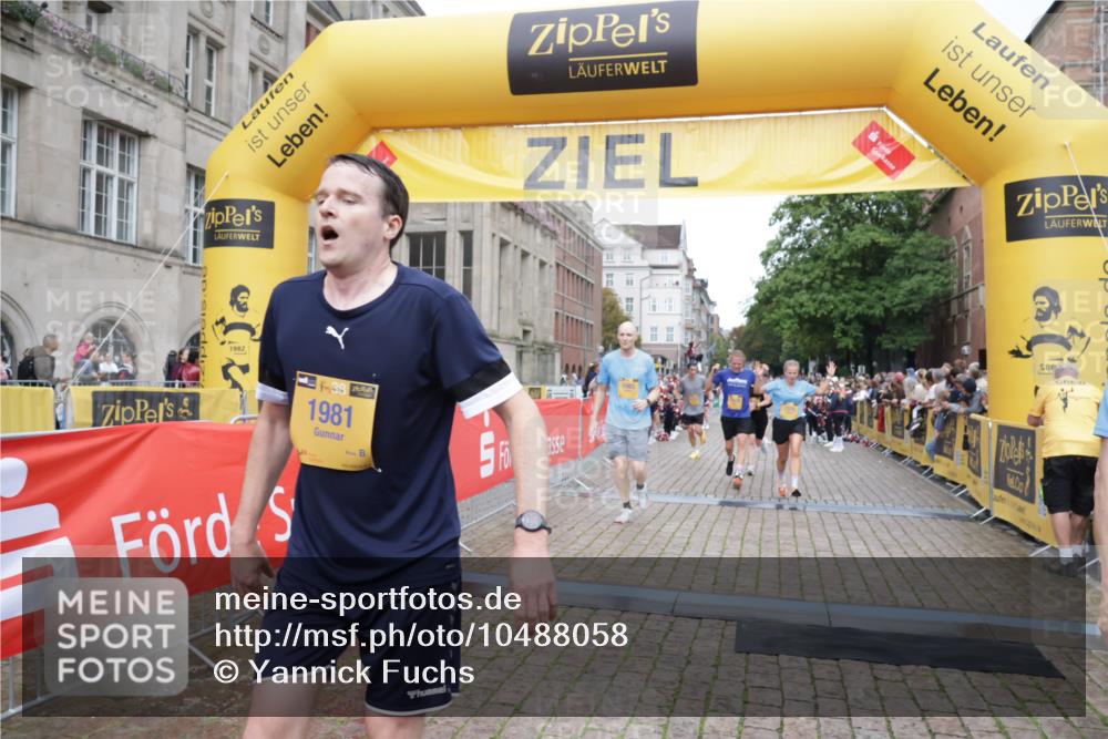 13.09.2026 - Kiel Lauf Yannick Fuchs http://msf.ph/oto/10488058 13.09.2026 10:32:20 Ziel 524, 2716, 3353, 3570, 3923, 4079, 4349, 6435, 7790, 8376, 8489, 8878, 10981, 11451, 11612, 12761, 153, 520, 577, 1239, 1403, 1406, 2389, 2990, 4816, 4900, 4903, 5134, 5965, 6985, 7375, 8465, 8837, 8958, 9438, 10087, 10768, 10981, 11193, 11416, 11722, 11927, 11975, 12024, 12028, 12058, 12127, 870, 875, 1393, 3170, 4236, 4512, 8033, 8621, 8683, 9123, 11299, 11319, 12071, 12367, 900, 1076, 1626, 1981, 4616, 5071, 5134, 5868, 5870, 6985, 7375, 10768 meine-sportfotos.de