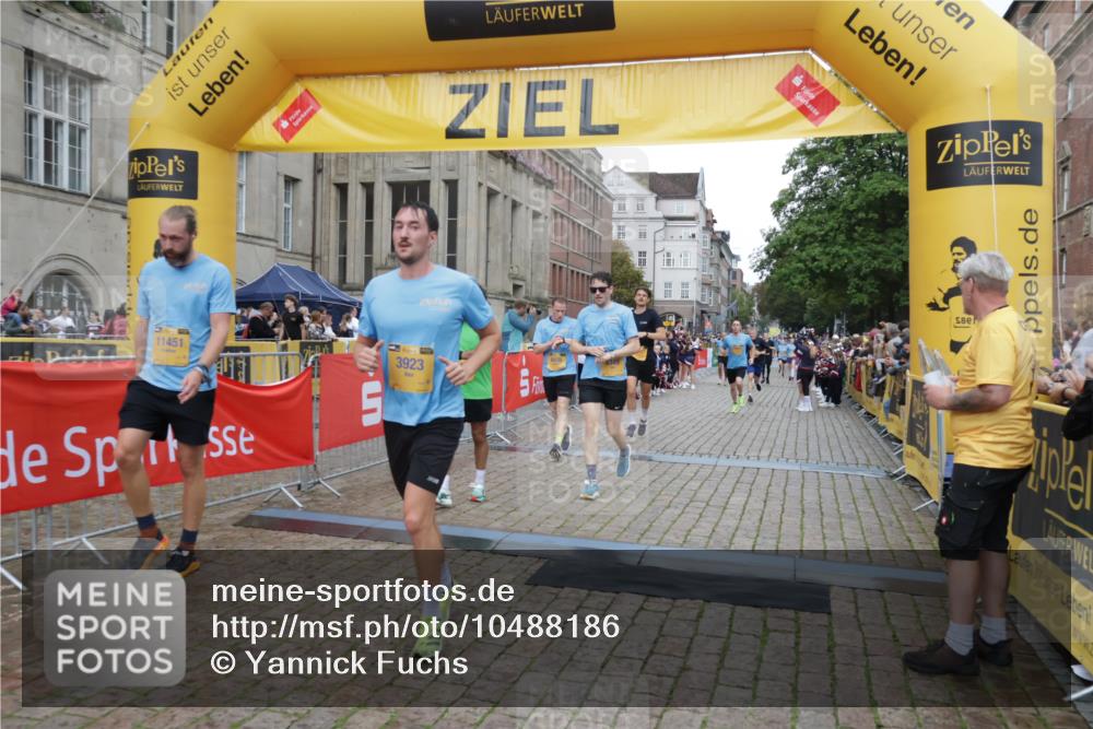 13.09.2026 - Kiel Lauf Yannick Fuchs http://msf.ph/oto/10488186 13.09.2026 10:33:00 Ziel 32, 1467, 3327, 9222, 9879, 10552, 342, 870, 875, 1393, 1612, 1801, 3170, 4236, 4393, 4512, 4963, 5721, 6337, 6435, 7471, 7650, 8033, 8621, 8683, 9123, 10338, 11299, 11319, 11597, 12071, 12353, 12367, 12728, 864, 1327, 1525, 2824, 3991, 3997, 4929, 5197, 5274, 5907, 6537, 6988, 7030, 7709, 8280, 9411, 9891, 9975, 10181, 10448, 10773, 11754, 12277, 12339, 524, 3170, 3923, 4349, 6435, 7790, 8878, 11451, 11612, 12071, 12367, 12761 meine-sportfotos.de