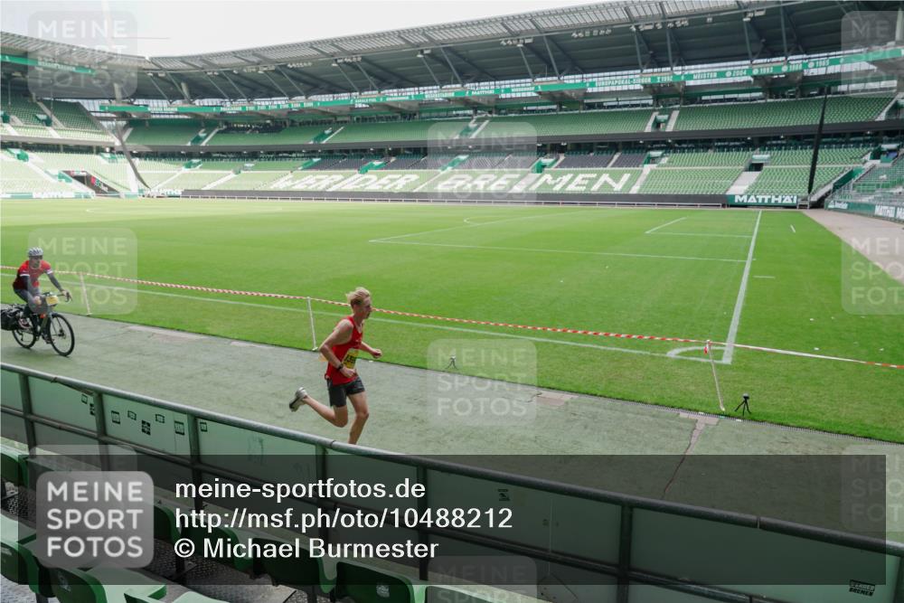 13.09.2026 - 21. swb-Marathon Bremen Michael Burmester http://msf.ph/oto/10488212 13.09.2026 10:15:45 Laufen im Stadion 12272, 13525, 13547, 13567, 13627 meine-sportfotos.de