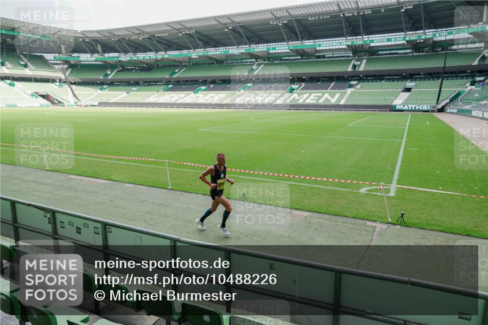 13.09.2026 - 21. swb-Marathon Bremen Michael Burmester http://msf.ph/oto/10488226 13.09.2026 10:16:33 Laufen im Stadion 10597, 12272, 13501, 13510, 13515, 13517, 13525, 13542, 13547, 13567, 13576, 13579, 13623, 13627, 13635 meine-sportfotos.de