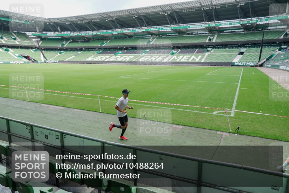 13.09.2026 - 21. swb-Marathon Bremen Michael Burmester http://msf.ph/oto/10488264 13.09.2026 10:18:54 Laufen im Stadion 10366, 10475, 11481, 11652, 12457, 12458, 13504, 13530, 13533, 13534, 13536, 13541, 13543, 13550, 13554, 13561, 13564, 13571, 13572, 13573, 13581, 13582, 13599, 13602, 13603, 13604, 13618, 13622, 13630, 13632, 13638, 13639, 13643, 13525, 13627 meine-sportfotos.de