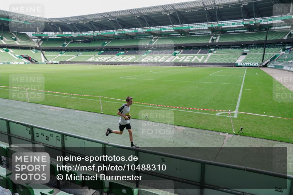 13.09.2026 - 21. swb-Marathon Bremen Michael Burmester http://msf.ph/oto/10488310 13.09.2026 10:21:34 Laufen im Stadion 10244, 10261, 10262, 10302, 10818, 10926, 10961, 10994, 11067, 11068, 11083, 11142, 11176, 11454, 11512, 11619, 11738, 11854, 11916, 11944, 11964, 12289, 12324, 12413, 12456, 12513, 12520, 12540, 13505, 13514, 13535, 13540, 13548, 13551, 13558, 13559, 13568, 13575, 13583, 13587, 13588, 13590, 13605, 13606, 13608, 13619, 13633, 13636, 13637, 12457, 12458, 13504, 13510, 13522, 13533, 13534, 13536, 13543, 13554, 13561, 13564, 13579 meine-sportfotos.de