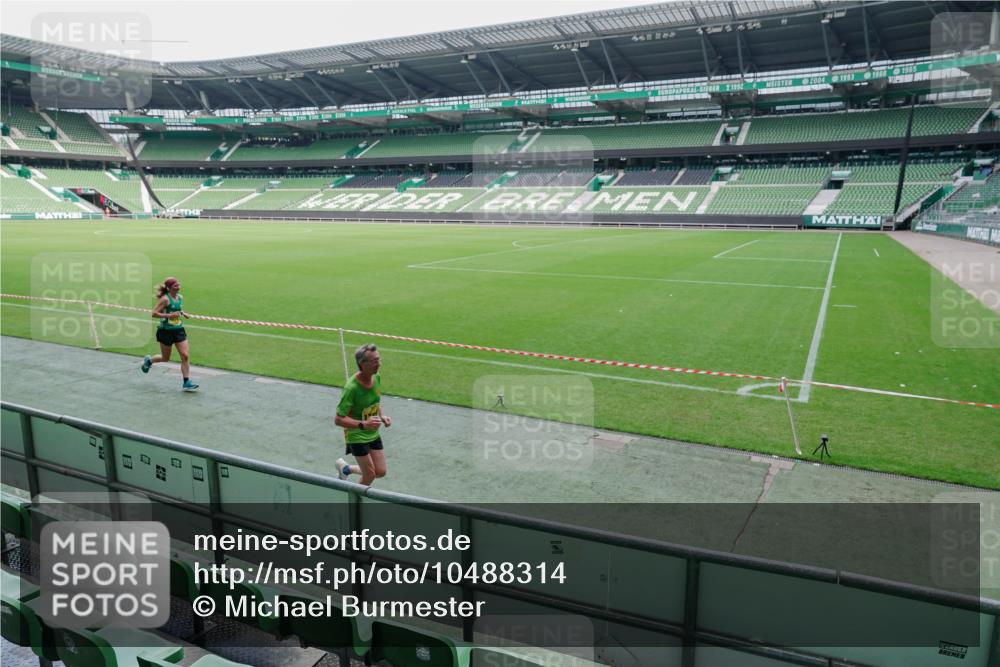 13.09.2026 - 21. swb-Marathon Bremen Michael Burmester http://msf.ph/oto/10488314 13.09.2026 10:21:50 Laufen im Stadion 10244, 10261, 10262, 10302, 10818, 10926, 10961, 11067, 11068, 11083, 11142, 11338, 11454, 11619, 11738, 11854, 11916, 11944, 11964, 12003, 12289, 12324, 12456, 12513, 12520, 12538, 12540, 13507, 13514, 13535, 13539, 13548, 13551, 13553, 13559, 13568, 13575, 13583, 13584, 13587, 13590, 13606, 13608, 13619, 13636, 13637, 11481, 11652, 12457, 12458, 13504, 13522, 13533, 13534, 13536, 13543, 13550, 13554, 13561, 13564 meine-sportfotos.de