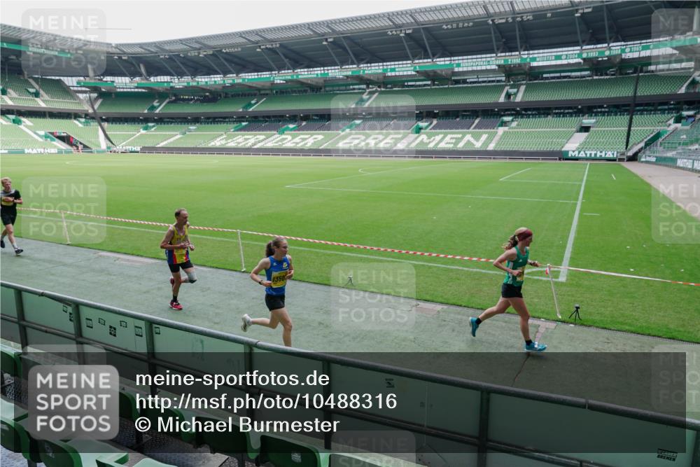 13.09.2026 - 21. swb-Marathon Bremen Michael Burmester http://msf.ph/oto/10488316 13.09.2026 10:21:53 Laufen im Stadion 10244, 10261, 10262, 10302, 10441, 10818, 10926, 10961, 11067, 11068, 11083, 11142, 11338, 11454, 11619, 11738, 11854, 11916, 11944, 11964, 12003, 12289, 12324, 12456, 12513, 12520, 12538, 12540, 13507, 13514, 13519, 13535, 13539, 13548, 13551, 13553, 13559, 13568, 13575, 13583, 13584, 13587, 13590, 13606, 13608, 13619, 13636, 13637, 13641, 10475, 11481, 11652, 12457, 12458, 13504, 13522, 13533, 13534, 13536, 13543, 13550, 13554, 13561, 13564 meine-sportfotos.de
