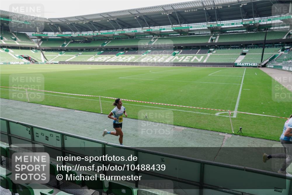 13.09.2026 - 21. swb-Marathon Bremen Michael Burmester http://msf.ph/oto/10488439 13.09.2026 10:27:10 Laufen im Stadion 10096, 10142, 10172, 10210, 10214, 10223, 10228, 10231, 10269, 10289, 10293, 10310, 10318, 10319, 10342, 10352, 10393, 10398, 10436, 10445, 10447, 10454, 10464, 10489, 10504, 10514, 10536, 10541, 10566, 10583, 10628, 10638, 10735, 10744, 10806, 10807, 10846, 10860, 10866, 10873, 10897, 10898, 10917, 10956, 10987, 10992, 11015, 11019, 11060, 11063, 11076, 11088, 11110, 11111, 11130, 11135, 11148, 11155, 11187, 11193, 11196, 11199, 11209, 11232 meine-sportfotos.de