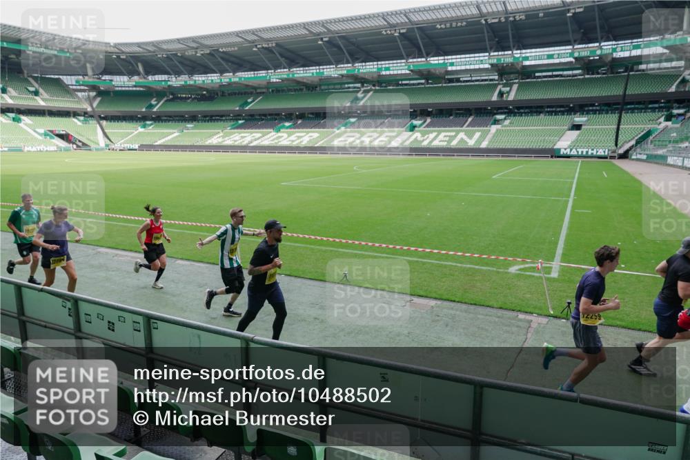 13.09.2026 - 21. swb-Marathon Bremen Michael Burmester http://msf.ph/oto/10488502 13.09.2026 10:28:41 Laufen im Stadion 10142, 10170, 10183, 10189, 10200, 10223, 10267, 10269, 10270, 10293, 10294, 10310, 10316, 10329, 10348, 10381, 10393, 10421, 10426, 10508, 10525, 10537, 10538, 10544, 10566, 10594, 10655, 10709, 10739, 10763, 10770, 10814, 10835, 10840, 10846, 10860, 10876, 10897, 10898, 10910, 10917, 10923, 10966, 10993, 11005, 11007, 11018, 11035, 11058, 11076, 11087, 11092, 11109, 11111, 11148, 11196 meine-sportfotos.de