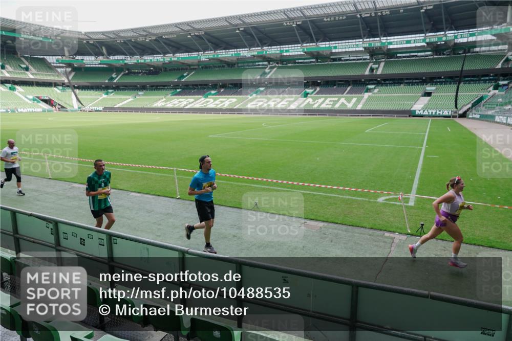 13.09.2026 - 21. swb-Marathon Bremen Michael Burmester http://msf.ph/oto/10488535 13.09.2026 10:29:24 Laufen im Stadion 10162, 10170, 10183, 10189, 10193, 10200, 10218, 10233, 10253, 10267, 10270, 10294, 10316, 10329, 10334, 10348, 10381, 10392, 10421, 10426, 10452, 10467, 10508, 10525, 10537, 10538, 10544, 10585, 10594, 10652, 10655, 10709, 10734, 10739, 10761, 10763, 10764, 10770, 10808, 10814, 10825, 10827, 10835, 10840, 10876, 10887, 10906, 10910, 10923, 10966, 10993, 11002, 11005, 11007, 11018, 11035, 11058, 11087, 11092, 11109, 11128 meine-sportfotos.de
