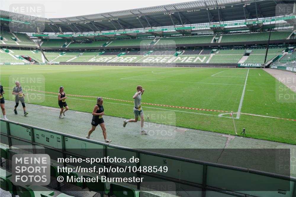13.09.2026 - 21. swb-Marathon Bremen Michael Burmester http://msf.ph/oto/10488549 13.09.2026 10:29:46 Laufen im Stadion 10162, 10170, 10183, 10193, 10200, 10218, 10233, 10253, 10267, 10294, 10304, 10316, 10334, 10339, 10348, 10359, 10381, 10392, 10421, 10426, 10452, 10467, 10515, 10525, 10537, 10538, 10544, 10585, 10588, 10641, 10652, 10655, 10709, 10734, 10739, 10761, 10763, 10764, 10780, 10808, 10825, 10827, 10835, 10837, 10840, 10862, 10863, 10876, 10884, 10887, 10906, 10910, 10923, 10966, 10984, 10993, 11002, 11005, 11007, 11018, 11035, 11038, 11058, 11087, 11109, 11128 meine-sportfotos.de