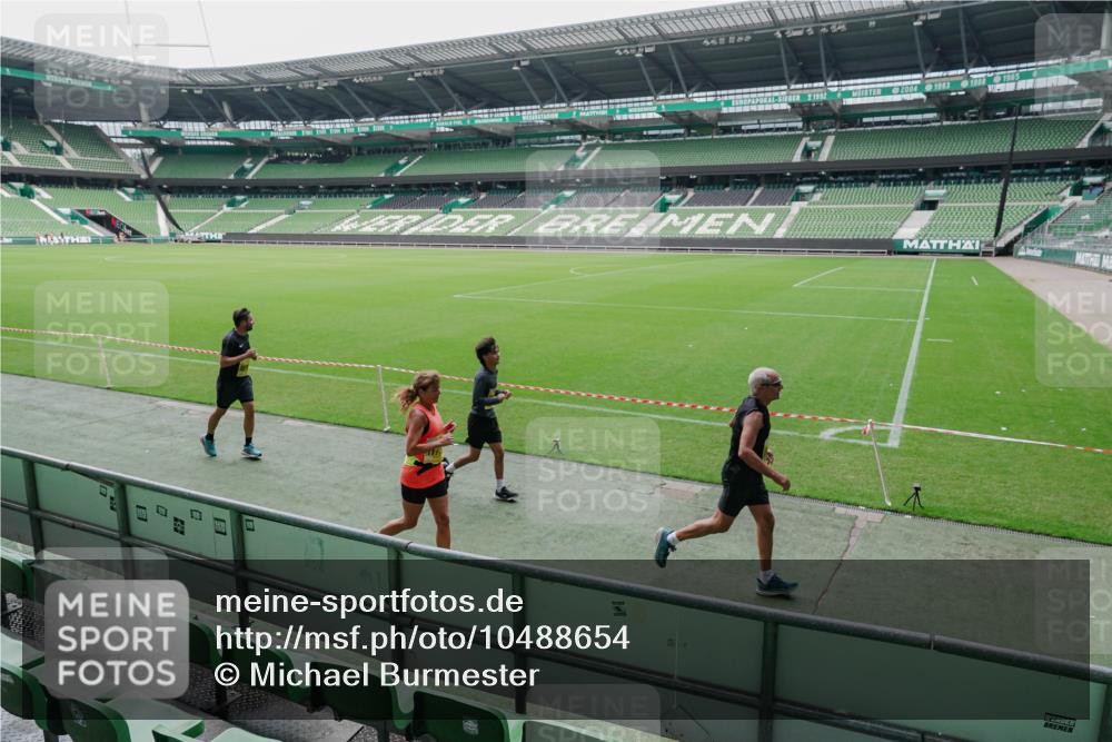 13.09.2026 - 21. swb-Marathon Bremen Michael Burmester http://msf.ph/oto/10488654 13.09.2026 10:31:59 Laufen im Stadion 10141, 10146, 10174, 10203, 10222, 10226, 10227, 10243, 10246, 10249, 10255, 10256, 10281, 10284, 10322, 10365, 10372, 10410, 10443, 10448, 10471, 10478, 10479, 10486, 10503, 10517, 10518, 10529, 10540, 10543, 10550, 10555, 10565, 10577, 10579, 10589, 10608, 10610, 10626, 10631, 10646, 10670, 10675, 10684, 10685, 10690, 10703, 10704, 10707, 10708, 10714, 10721, 10725, 10757, 10765, 10771, 10821, 10822, 10838, 10886, 11206, 11350 meine-sportfotos.de