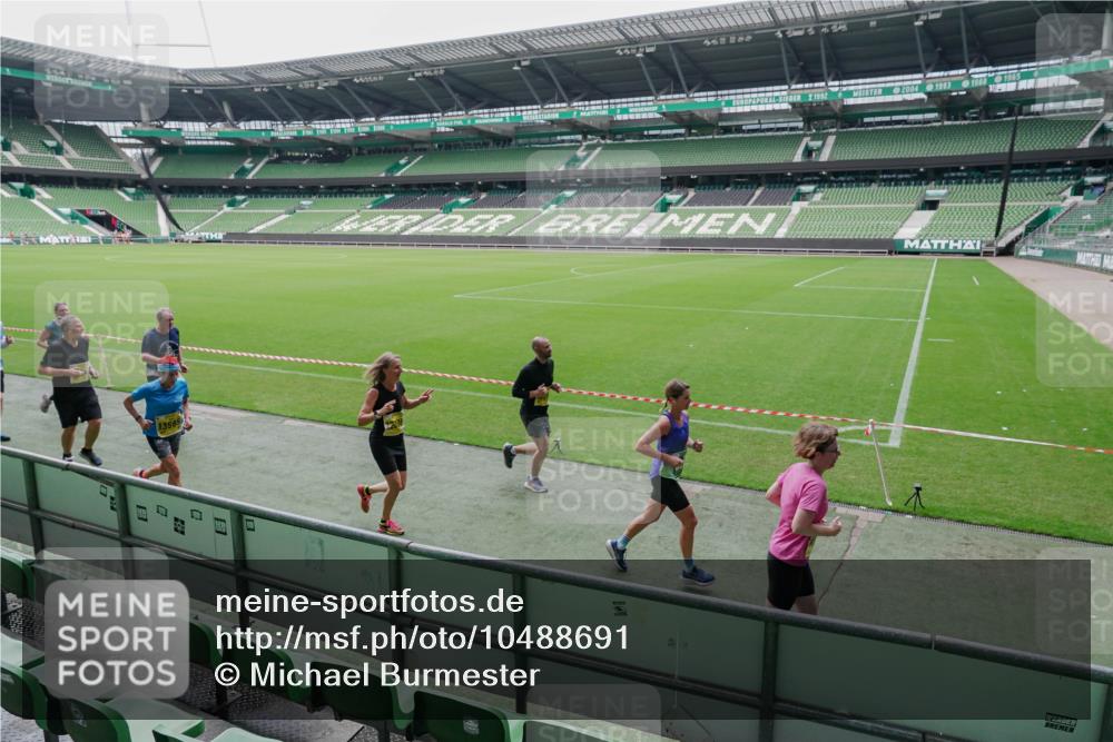 13.09.2026 - 21. swb-Marathon Bremen Michael Burmester http://msf.ph/oto/10488691 13.09.2026 10:32:43 Laufen im Stadion 10067, 10078, 10146, 10166, 10184, 10203, 10211, 10222, 10226, 10243, 10246, 10249, 10255, 10256, 10300, 10322, 10365, 10372, 10374, 10379, 10383, 10394, 10408, 10410, 10443, 10471, 10478, 10486, 10494, 10503, 10517, 10518, 10529, 10530, 10540, 10543, 10550, 10555, 10565, 10579, 10589, 10608, 10610, 10626, 10631, 10646, 10670, 10673, 10675, 10690, 10703, 10704, 10707, 10708, 10721, 10725, 10728, 10745, 10749, 10750, 10771, 10794 meine-sportfotos.de