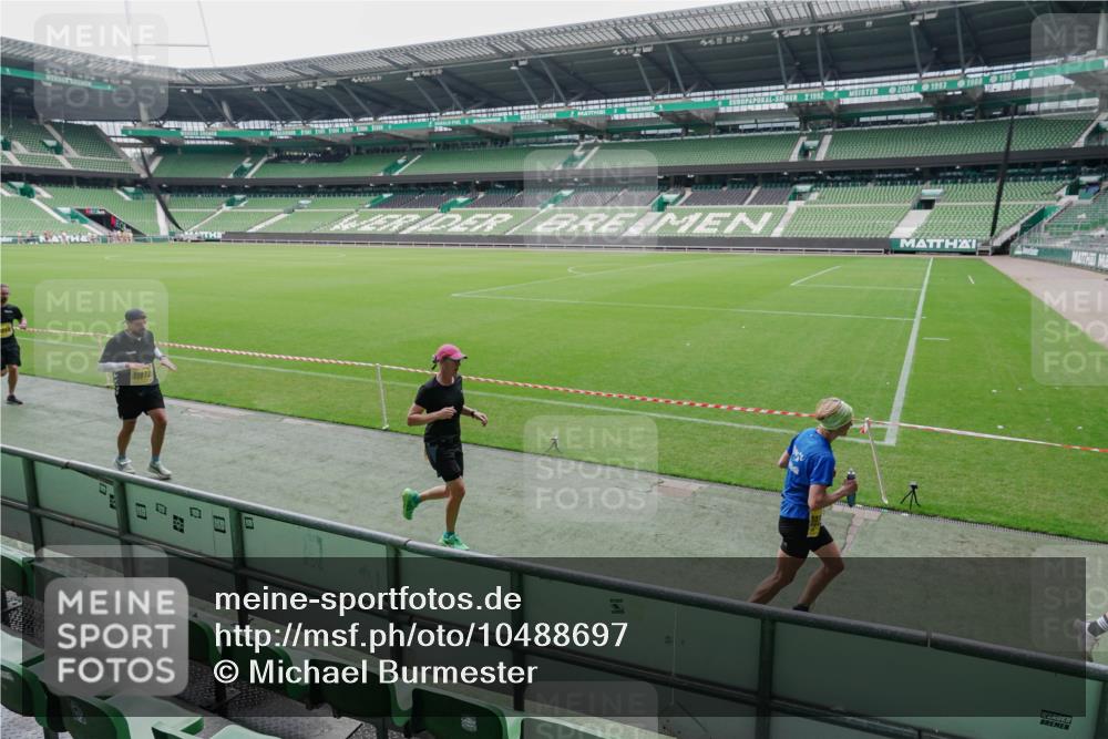 13.09.2026 - 21. swb-Marathon Bremen Michael Burmester http://msf.ph/oto/10488697 13.09.2026 10:32:49 Laufen im Stadion 10067, 10078, 10146, 10166, 10184, 10203, 10211, 10222, 10226, 10236, 10243, 10246, 10249, 10255, 10256, 10300, 10322, 10365, 10372, 10374, 10379, 10383, 10394, 10408, 10410, 10423, 10443, 10486, 10494, 10503, 10517, 10518, 10529, 10530, 10540, 10543, 10550, 10555, 10565, 10589, 10608, 10610, 10626, 10631, 10646, 10670, 10673, 10675, 10687, 10690, 10703, 10704, 10707, 10708, 10721, 10725, 10728, 10745, 10749, 10750, 10771, 10788, 10794, 10809 meine-sportfotos.de
