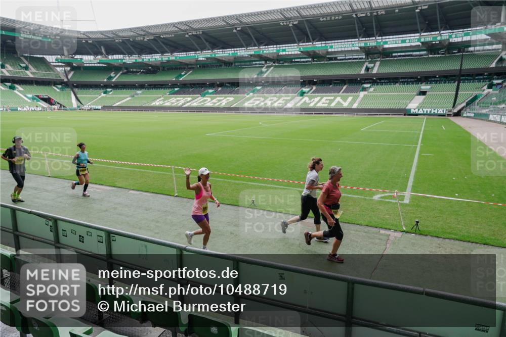 13.09.2026 - 21. swb-Marathon Bremen Michael Burmester http://msf.ph/oto/10488719 13.09.2026 10:33:26 Laufen im Stadion 10018, 10067, 10078, 10166, 10177, 10184, 10203, 10211, 10226, 10236, 10240, 10243, 10246, 10249, 10254, 10256, 10297, 10300, 10322, 10355, 10365, 10372, 10374, 10379, 10383, 10394, 10408, 10410, 10415, 10423, 10428, 10443, 10460, 10486, 10494, 10517, 10518, 10530, 10540, 10550, 10565, 10578, 10604, 10646, 10668, 10670, 10673, 10675, 10687, 10690, 10691, 10699, 10703, 10707, 10721, 10728, 10745, 10749, 10750, 10771, 10772, 10787, 10788, 10794, 10809, 10857 meine-sportfotos.de