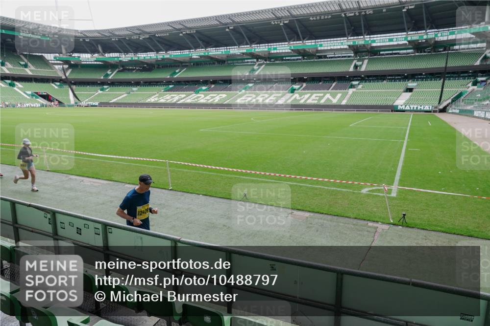 13.09.2026 - 21. swb-Marathon Bremen Michael Burmester http://msf.ph/oto/10488797 13.09.2026 10:34:58 Laufen im Stadion 10018, 10093, 10144, 10147, 10157, 10173, 10175, 10177, 10181, 10182, 10185, 10195, 10236, 10240, 10245, 10254, 10297, 10309, 10355, 10356, 10367, 10368, 10369, 10377, 10409, 10415, 10423, 10427, 10428, 10460, 10477, 10485, 10492, 10528, 10559, 10578, 10604, 10617, 10636, 10639, 10668, 10669, 10677, 10691, 10699, 10700, 10715, 10772, 10787, 10809, 10828, 10857, 10867, 10914, 10928, 11126, 11162, 11343, 11803, 10146, 10222, 10626 meine-sportfotos.de