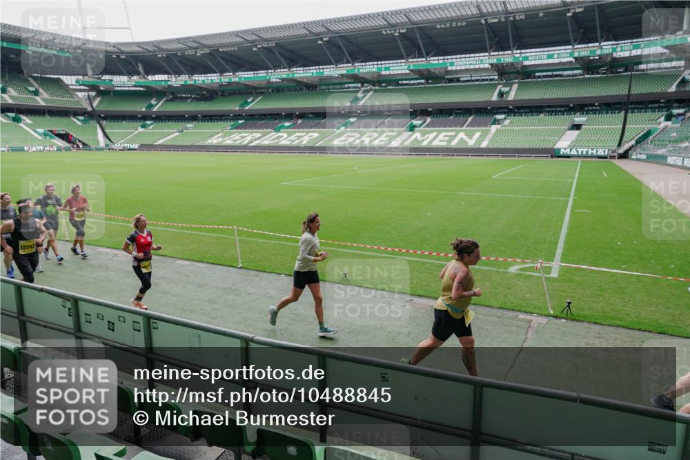 13.09.2026 - 21. swb-Marathon Bremen Michael Burmester http://msf.ph/oto/10488845 13.09.2026 10:35:57 Laufen im Stadion 10093, 10144, 10147, 10152, 10157, 10160, 10173, 10175, 10181, 10182, 10185, 10187, 10195, 10245, 10251, 10257, 10263, 10272, 10275, 10278, 10291, 10306, 10309, 10338, 10357, 10367, 10368, 10369, 10377, 10382, 10390, 10403, 10409, 10411, 10420, 10427, 10429, 10439, 10473, 10477, 10481, 10485, 10492, 10528, 10531, 10559, 10560, 10569, 10607, 10617, 10636, 10639, 10671, 10672, 10677, 10715, 10928, 11162, 11803, 10146, 10222, 10626 meine-sportfotos.de