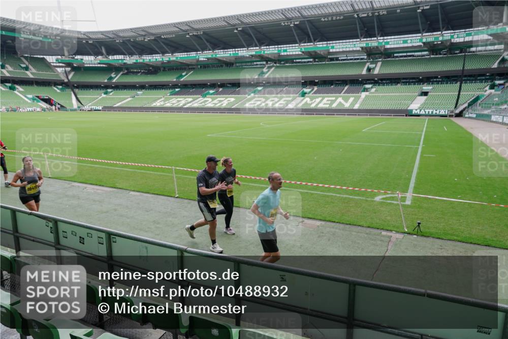 13.09.2026 - 21. swb-Marathon Bremen Michael Burmester http://msf.ph/oto/10488932 13.09.2026 10:37:27 Laufen im Stadion 10090, 10091, 10092, 10150, 10153, 10154, 10160, 10186, 10187, 10190, 10198, 10205, 10237, 10251, 10257, 10263, 10272, 10273, 10274, 10275, 10278, 10283, 10291, 10296, 10305, 10315, 10323, 10327, 10331, 10332, 10338, 10370, 10375, 10376, 10382, 10390, 10403, 10411, 10420, 10429, 10432, 10439, 10444, 10465, 10481, 10488, 10497, 10500, 10516, 10531, 10560, 10569, 10598, 10607, 10613, 10633, 10647, 10648, 10654, 10659, 10663, 10674, 10823 meine-sportfotos.de