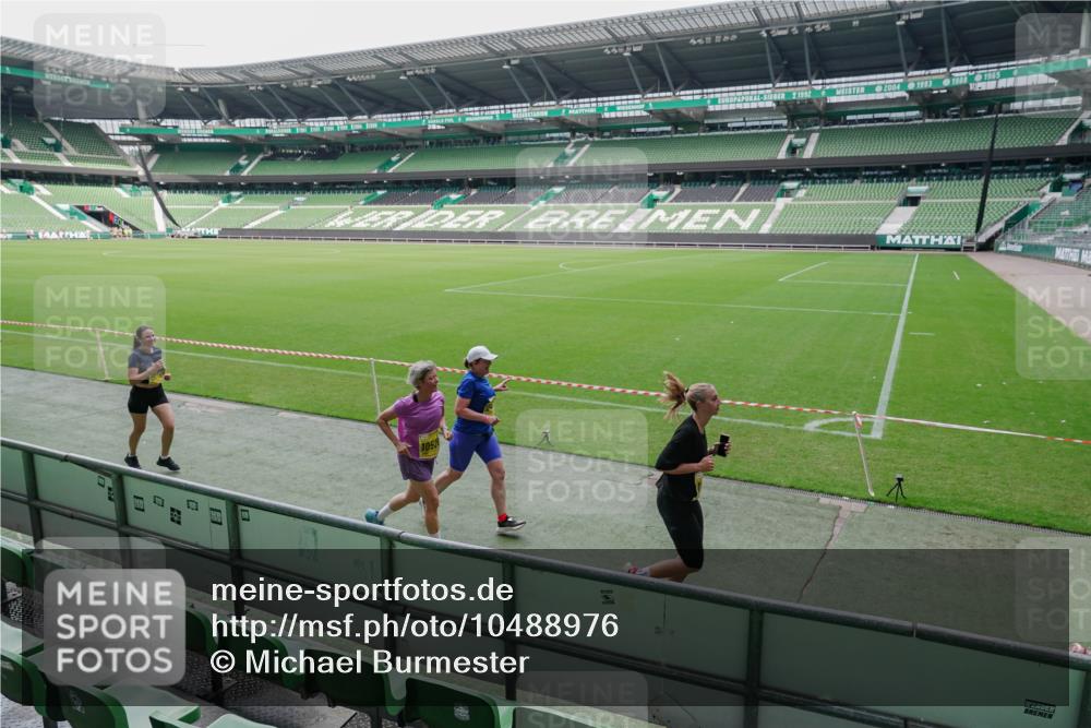 13.09.2026 - 21. swb-Marathon Bremen Michael Burmester http://msf.ph/oto/10488976 13.09.2026 10:38:11 Laufen im Stadion 10090, 10091, 10092, 10150, 10154, 10168, 10186, 10188, 10190, 10198, 10205, 10237, 10259, 10260, 10273, 10274, 10283, 10305, 10315, 10323, 10327, 10331, 10332, 10370, 10375, 10376, 10432, 10444, 10465, 10488, 10497, 10500, 10516, 10526, 10595, 10598, 10613, 10630, 10645, 10647, 10648, 10654, 10659, 10661, 10663, 10674, 10681, 10682, 10695, 10697, 10802, 10823 meine-sportfotos.de