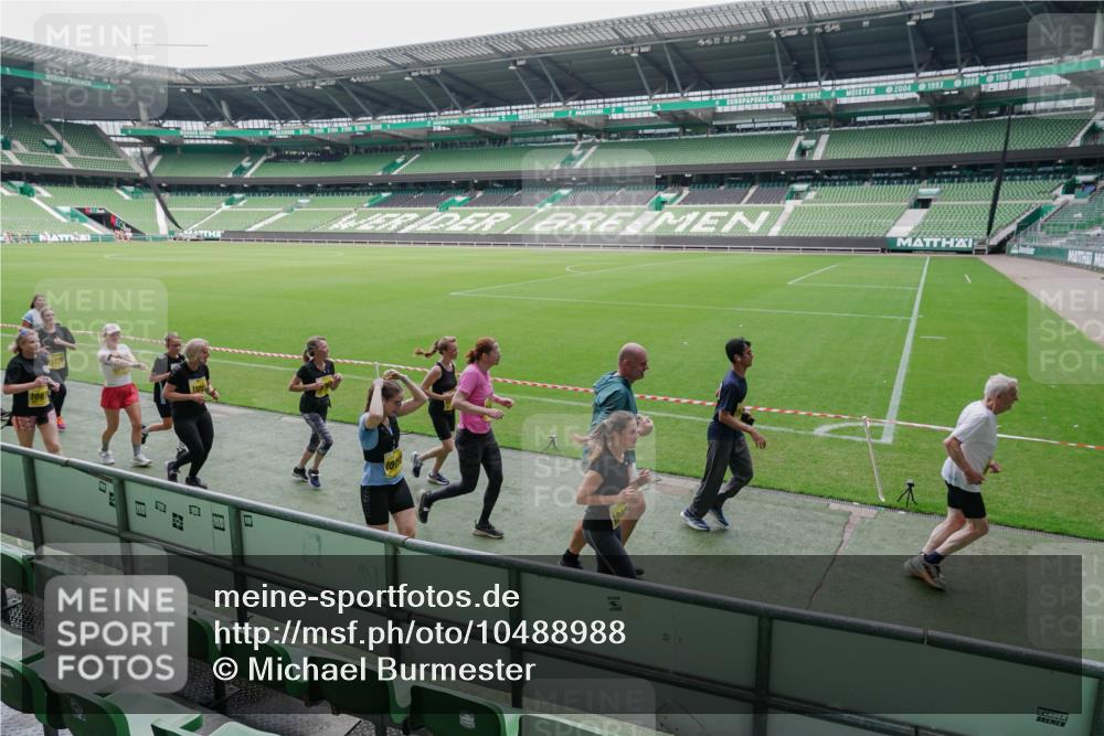 13.09.2026 - 21. swb-Marathon Bremen Michael Burmester http://msf.ph/oto/10488988 13.09.2026 10:38:26 Laufen im Stadion 10090, 10091, 10139, 10150, 10168, 10188, 10190, 10204, 10205, 10238, 10259, 10260, 10273, 10274, 10283, 10305, 10315, 10323, 10327, 10360, 10363, 10364, 10370, 10375, 10376, 10378, 10404, 10432, 10444, 10457, 10465, 10469, 10488, 10505, 10510, 10516, 10526, 10595, 10598, 10630, 10645, 10654, 10661, 10663, 10664, 10674, 10681, 10682, 10686, 10695, 10697, 10802, 10823 meine-sportfotos.de