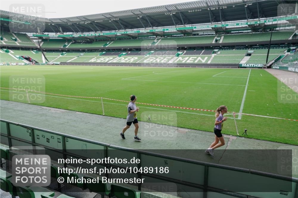 13.09.2026 - 21. swb-Marathon Bremen Michael Burmester http://msf.ph/oto/10489186 13.09.2026 10:42:02 Laufen im Stadion 10148, 10155, 10163, 10247, 10303, 10313, 10330, 10354, 10395, 10396, 10399, 10414, 10419, 10422, 10461, 10462, 10483, 10490, 10491, 10519, 10527, 10545, 10546, 10547, 10557, 10586, 10611, 10644, 10665, 10694, 10705, 10706, 10719, 10722, 10752, 10766, 10768, 10773, 10776, 10784, 10804, 10805, 10854, 10859, 10880, 10889, 10909, 10963, 10977, 11026, 11027, 11041, 11043, 11078, 11084, 11085, 11090, 11097, 11098, 11140, 11192, 11239 meine-sportfotos.de