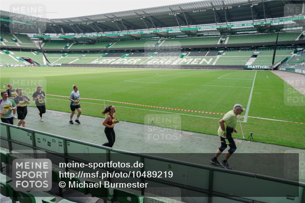 13.09.2026 - 21. swb-Marathon Bremen Michael Burmester http://msf.ph/oto/10489219 13.09.2026 10:42:39 Laufen im Stadion 10002, 10004, 10005, 10148, 10163, 10247, 10303, 10330, 10361, 10362, 10395, 10396, 10399, 10414, 10422, 10461, 10462, 10474, 10490, 10491, 10519, 10527, 10546, 10547, 10557, 10572, 10665, 10705, 10719, 10722, 10752, 10773, 10776, 10784, 10804, 10805, 10854, 10859, 10880, 10889, 10909, 10963, 10977, 11026, 11027, 11041, 11043, 11078, 11084, 11085, 11090, 11097, 11098, 11140, 11173, 11192, 11239, 11274, 11535 meine-sportfotos.de