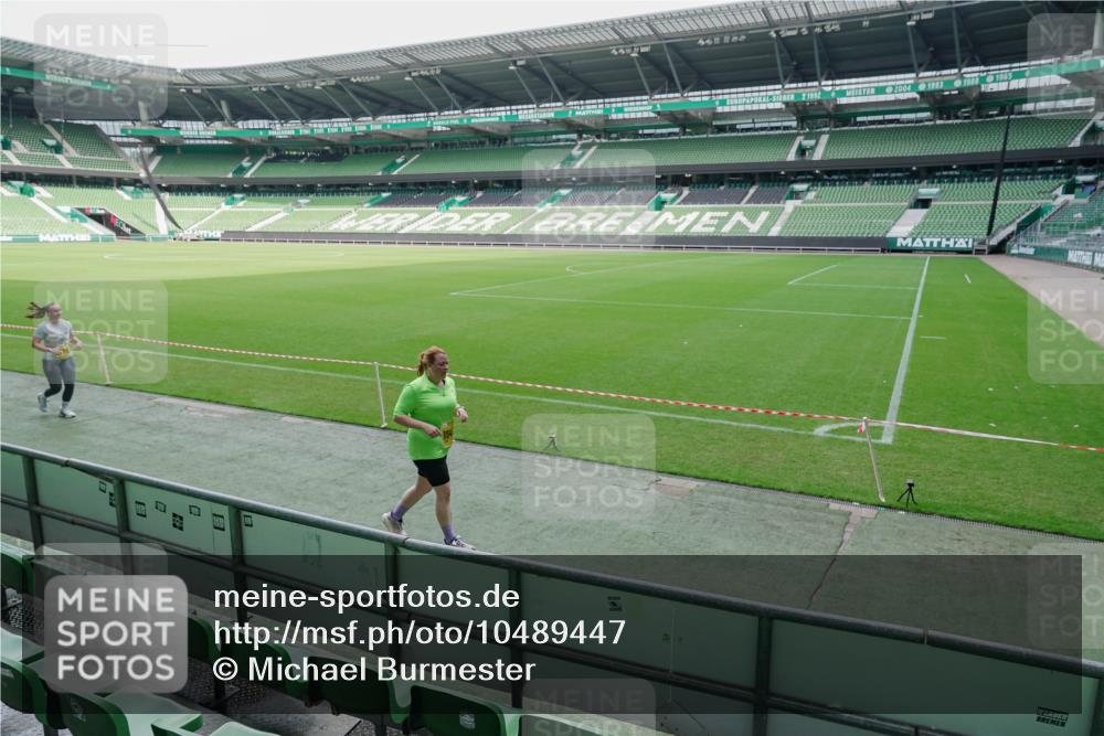 13.09.2026 - 21. swb-Marathon Bremen Michael Burmester http://msf.ph/oto/10489447 13.09.2026 10:51:30 Laufen im Stadion 10387, 10533, 10534, 10573, 10627, 10650, 10667, 10967, 10968, 11025, 11031, 11161, 11195, 11266, 11341, 11352, 11496, 11538, 11780, 11807, 12377, 12408, 12535, 12546, 10264, 10292, 10349, 10407, 10440, 10732, 10789, 10925, 10933, 11104, 11262, 11423, 11443, 11541, 11639, 11663, 11698, 11980, 12083, 12157, 12340, 12444, 12471, 12472, 12542, 12561 meine-sportfotos.de