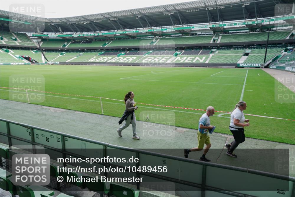 13.09.2026 - 21. swb-Marathon Bremen Michael Burmester http://msf.ph/oto/10489456 13.09.2026 10:52:08 Laufen im Stadion 10317, 10387, 10533, 10534, 10573, 10650, 10967, 10968, 11017, 11025, 11161, 11195, 11341, 11352, 11444, 11496, 11538, 11807, 12377, 12408, 12535, 12546, 10264, 10292, 10407, 10413, 10440, 10732, 10754, 10789, 10925, 11104, 11254, 11262, 11423, 11443, 11541, 11663, 11698, 11851, 11942, 11980, 12083, 12340, 12444, 12471, 12472, 12542, 12561 meine-sportfotos.de