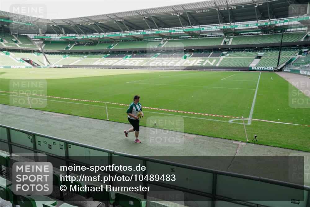 13.09.2026 - 21. swb-Marathon Bremen Michael Burmester http://msf.ph/oto/10489483 13.09.2026 10:56:16 Laufen im Stadion 10317, 10387, 10967, 11017, 11025, 11161, 11341, 11444, 11538, 12416, 12546 meine-sportfotos.de