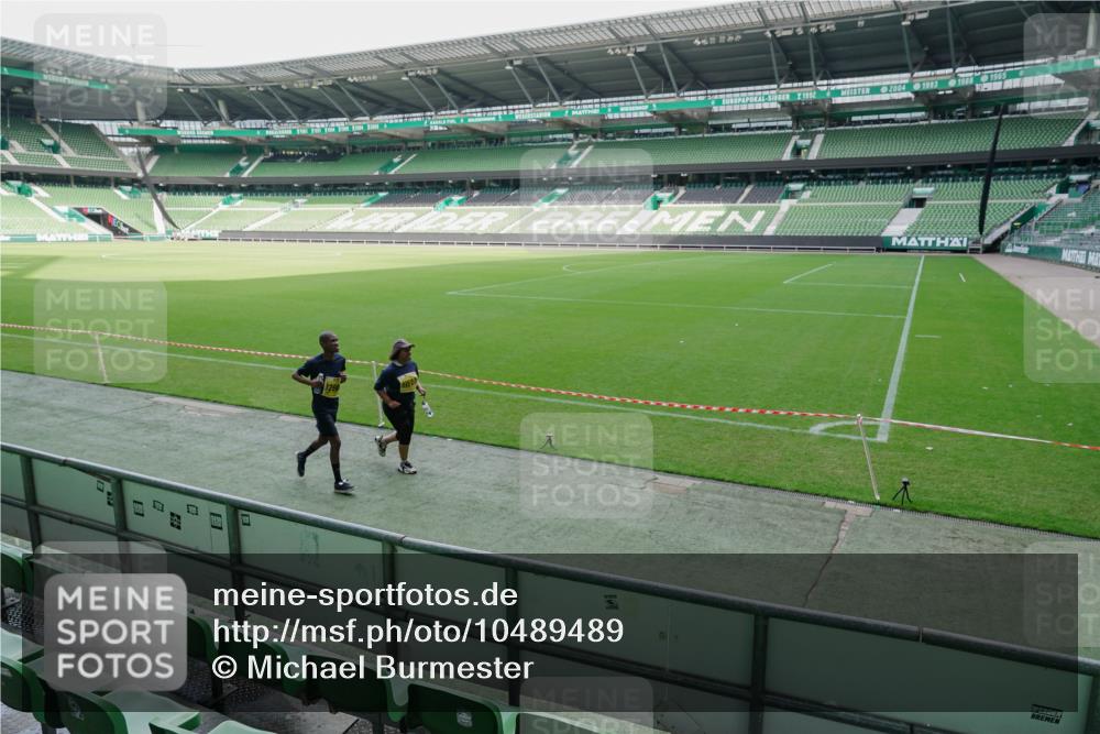 13.09.2026 - 21. swb-Marathon Bremen Michael Burmester http://msf.ph/oto/10489489 13.09.2026 11:02:49 Laufen im Stadion 11523, 11580, 12562, 11640 meine-sportfotos.de