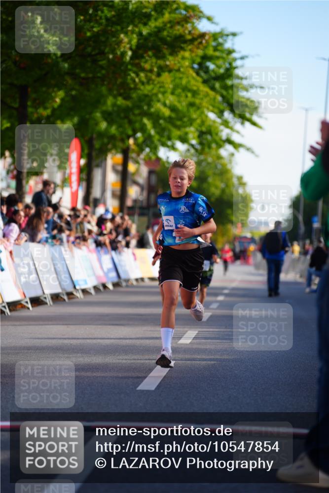 20.09.2026 - PSD Bank Halbmarathon LAZAROV Photography http://msf.ph/oto/10547854 20.09.2026 10:28:58 Ziel 211, 242, 258, 354 meine-sportfotos.de