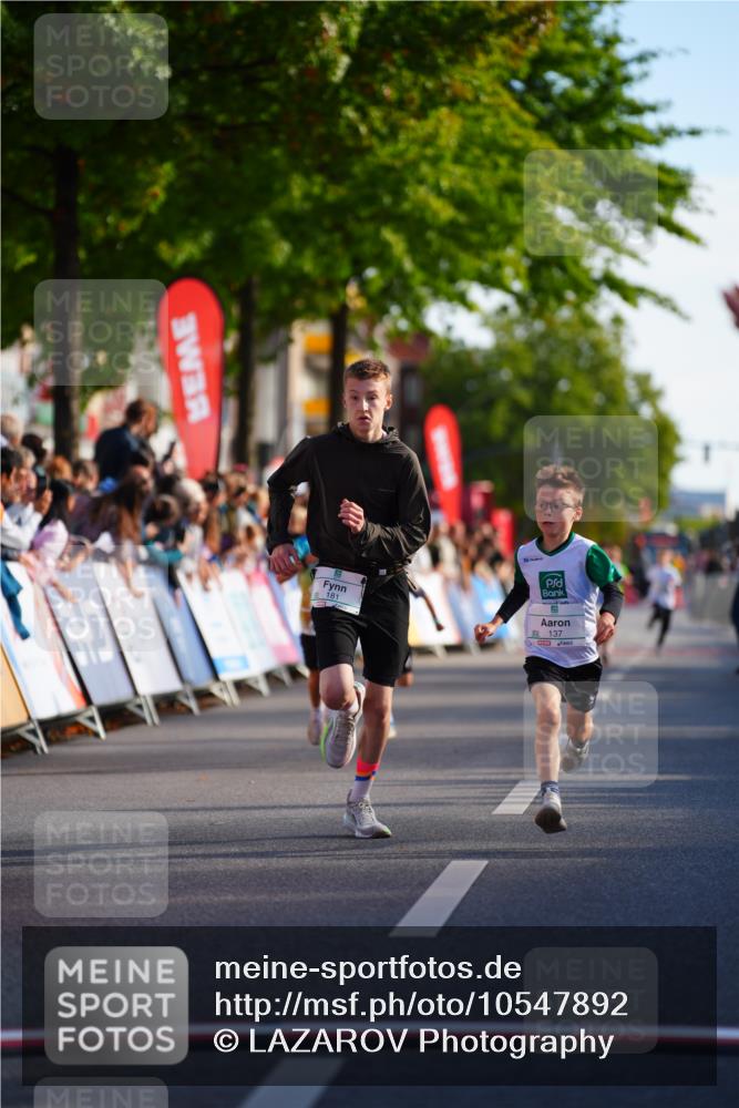 20.09.2026 - PSD Bank Halbmarathon LAZAROV Photography http://msf.ph/oto/10547892 20.09.2026 10:29:25 Ziel 137, 181, 228, 377, 406 meine-sportfotos.de