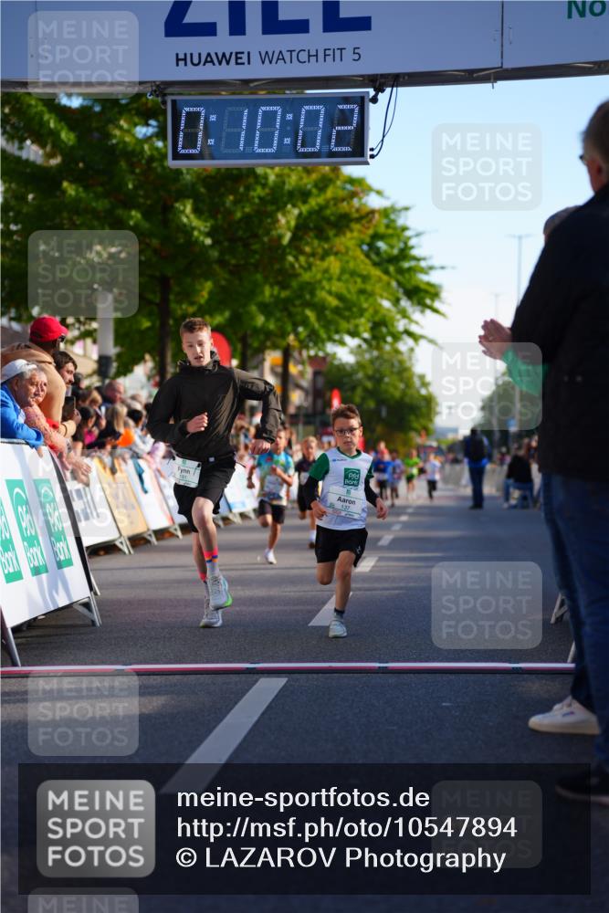 20.09.2026 - PSD Bank Halbmarathon LAZAROV Photography http://msf.ph/oto/10547894 20.09.2026 10:29:26 Ziel 137, 181, 228, 377, 406 meine-sportfotos.de