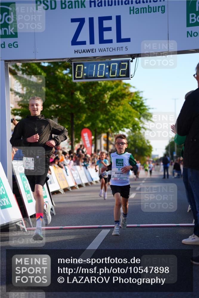 20.09.2026 - PSD Bank Halbmarathon LAZAROV Photography http://msf.ph/oto/10547898 20.09.2026 10:29:27 Ziel 137, 181, 228, 377, 406 meine-sportfotos.de