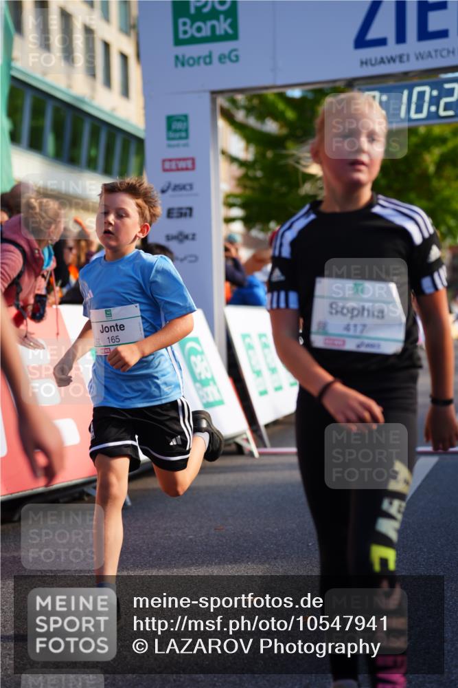 20.09.2026 - PSD Bank Halbmarathon LAZAROV Photography http://msf.ph/oto/10547941 20.09.2026 10:29:46 Ziel 165, 202, 231, 279, 417 meine-sportfotos.de