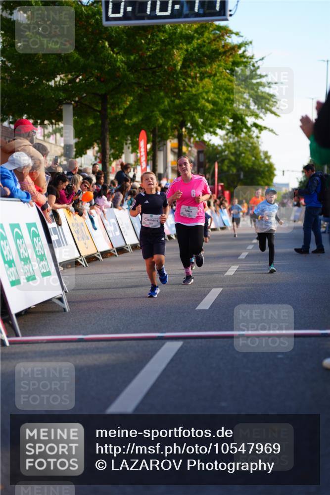 20.09.2026 - PSD Bank Halbmarathon LAZAROV Photography http://msf.ph/oto/10547969 20.09.2026 10:30:05 Ziel 183, 266, 312, 315, 318, 321, 361 meine-sportfotos.de