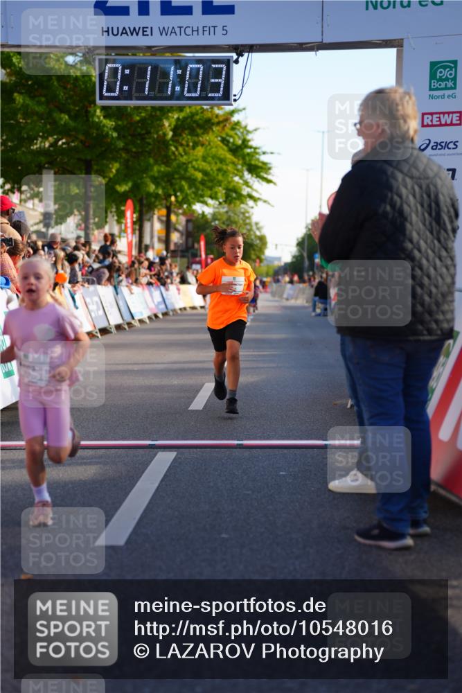 20.09.2026 - PSD Bank Halbmarathon LAZAROV Photography http://msf.ph/oto/10548016 20.09.2026 10:30:27 Ziel 110, 127, 275, 297, 397 meine-sportfotos.de