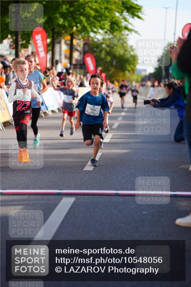 20.09.2026 - PSD Bank Halbmarathon LAZAROV Photography http://msf.ph/oto/10548056 20.09.2026 10:30:49 Ziel 121, 149, 340, 347, 355, 380, 438 meine-sportfotos.de