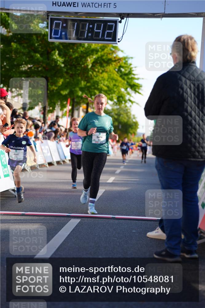 20.09.2026 - PSD Bank Halbmarathon LAZAROV Photography http://msf.ph/oto/10548081 20.09.2026 10:31:06 Ziel 388, 422, 435, 436 meine-sportfotos.de
