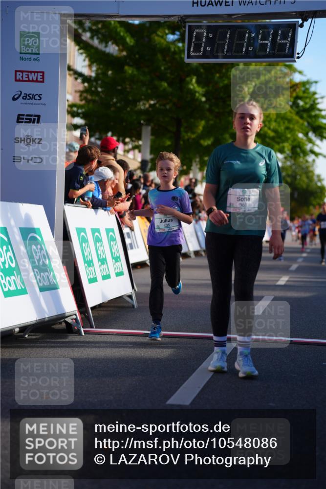 20.09.2026 - PSD Bank Halbmarathon LAZAROV Photography http://msf.ph/oto/10548086 20.09.2026 10:31:08 Ziel 388, 394, 422, 435, 436 meine-sportfotos.de