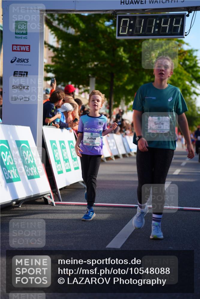 20.09.2026 - PSD Bank Halbmarathon LAZAROV Photography http://msf.ph/oto/10548088 20.09.2026 10:31:08 Ziel 388, 394, 422, 435, 436 meine-sportfotos.de