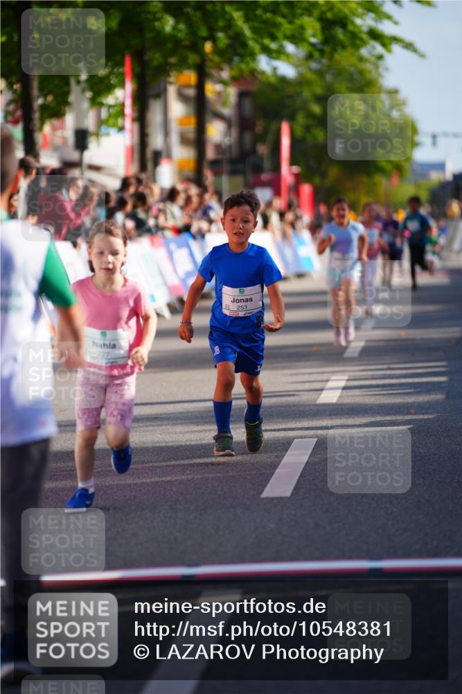 20.09.2026 - PSD Bank Halbmarathon LAZAROV Photography http://msf.ph/oto/10548381 20.09.2026 10:33:42 Ziel 227, 253, 325 meine-sportfotos.de