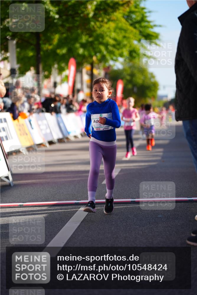 20.09.2026 - PSD Bank Halbmarathon LAZAROV Photography http://msf.ph/oto/10548424 20.09.2026 10:34:09 Ziel 148, 171, 196, 269, 376, 389, 390 meine-sportfotos.de