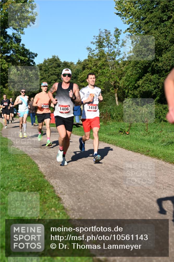 27.09.2026 - 34. Volkslauf durch das schöne Alstertal Dr. Thomas Lammeyer http://msf.ph/oto/10561143 27.09.2026 10:03:51 Laufen 1439, 1403, 1406, 1410 meine-sportfotos.de