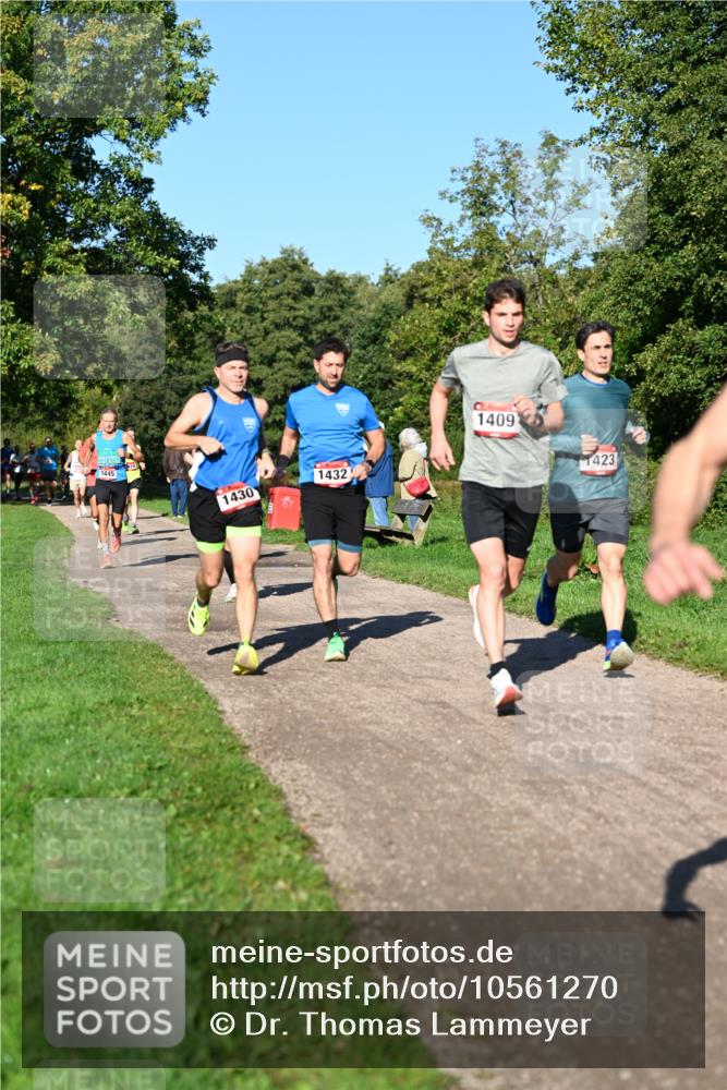 27.09.2026 - 35. Volkslauf durch das schöne Alstertal Dr. Thomas Lammeyer http://msf.ph/oto/10561270 27.09.2026 10:04:13 Laufen 1445, 1430, 1432, 1409, 1423 meine-sportfotos.de