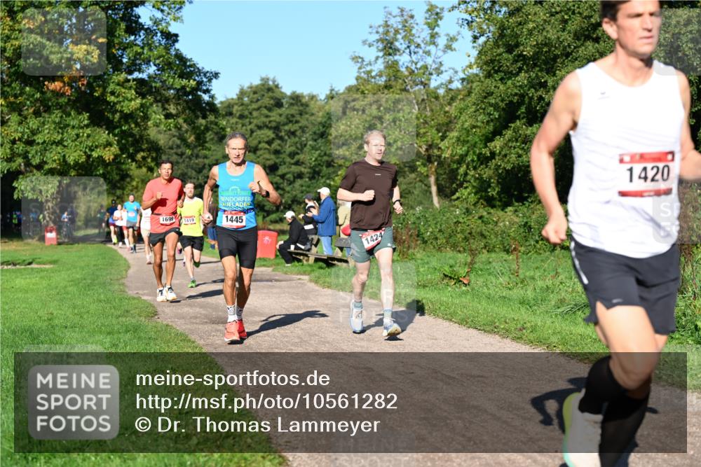 27.09.2026 - 34. Volkslauf durch das schöne Alstertal Dr. Thomas Lammeyer http://msf.ph/oto/10561282 27.09.2026 10:04:17 Laufen 1699, 1419, 1445, 1424, 1420 meine-sportfotos.de