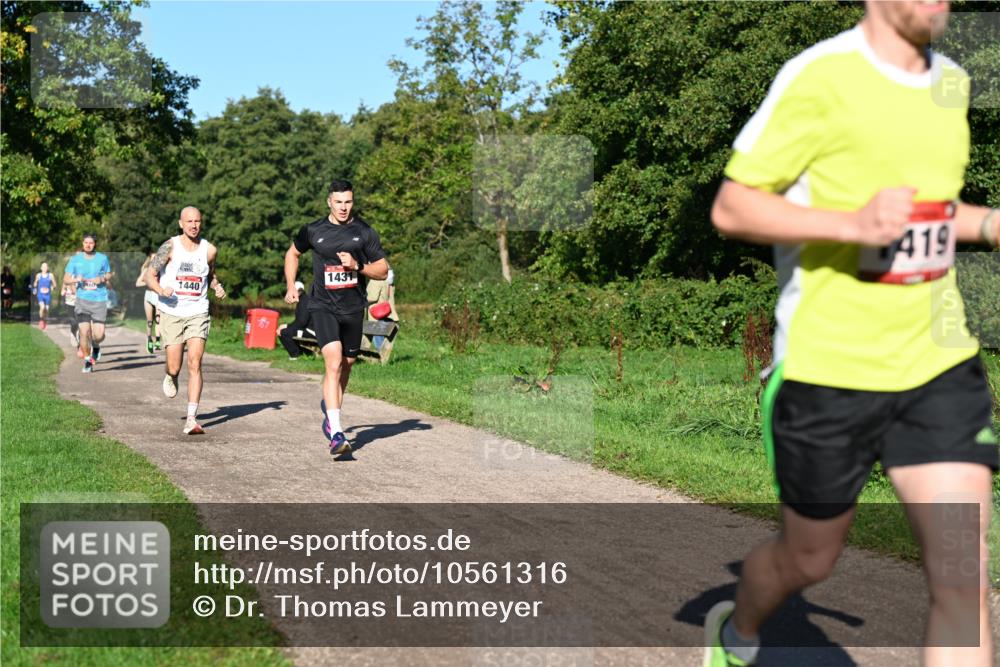 27.09.2026 - 34. Volkslauf durch das schöne Alstertal Dr. Thomas Lammeyer http://msf.ph/oto/10561316 27.09.2026 10:04:22 Laufen 1440, 1431, 419 meine-sportfotos.de