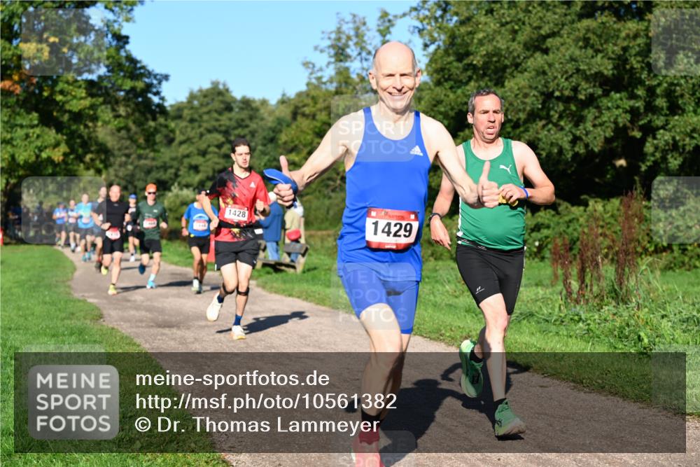 27.09.2026 - 34. Volkslauf durch das schöne Alstertal Dr. Thomas Lammeyer http://msf.ph/oto/10561382 27.09.2026 10:04:34 Laufen 1428, 1429 meine-sportfotos.de