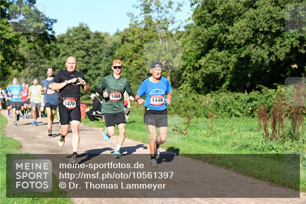 27.09.2026 - 35. Volkslauf durch das schöne Alstertal Dr. Thomas Lammeyer http://msf.ph/oto/10561397 27.09.2026 10:04:37 Laufen 1442, 1470, 1468, 1448 meine-sportfotos.de