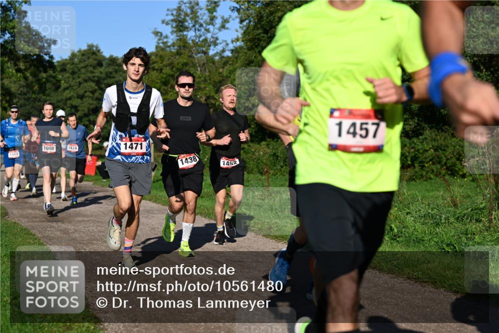 27.09.2026 - 35. Volkslauf durch das schöne Alstertal Dr. Thomas Lammeyer http://msf.ph/oto/10561480 27.09.2026 10:04:50 Laufen 1008, 1434, 1484, 1471, 1438, 1452, 1457 meine-sportfotos.de