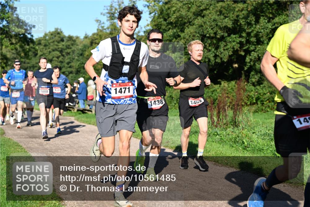 27.09.2026 - 34. Volkslauf durch das schöne Alstertal Dr. Thomas Lammeyer http://msf.ph/oto/10561485 27.09.2026 10:04:50 Laufen 1008, 1434, 1471, 1438, 1452, 149 meine-sportfotos.de